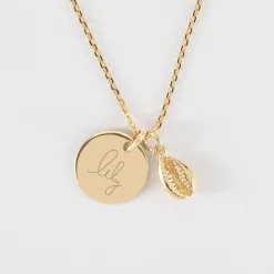 Pendentif enfant personnalisé médaille gravée plaqué or 15 mm et breloque coquillage cauri 10 mm