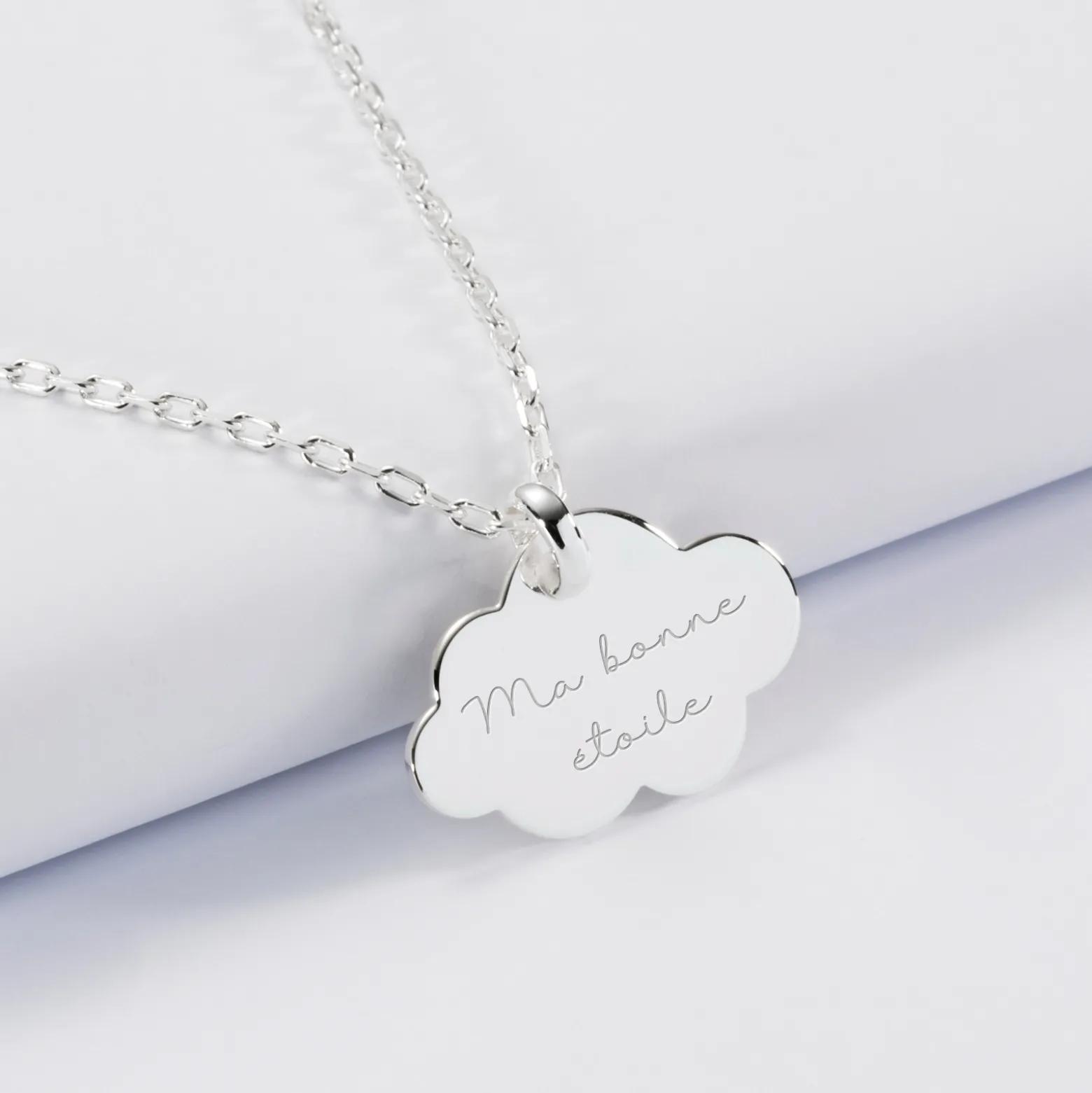 Pendentif enfant personnalisé illustration bébé médaille gravée argent nuage 20x14 mm - HappyBulle x Marie Savart