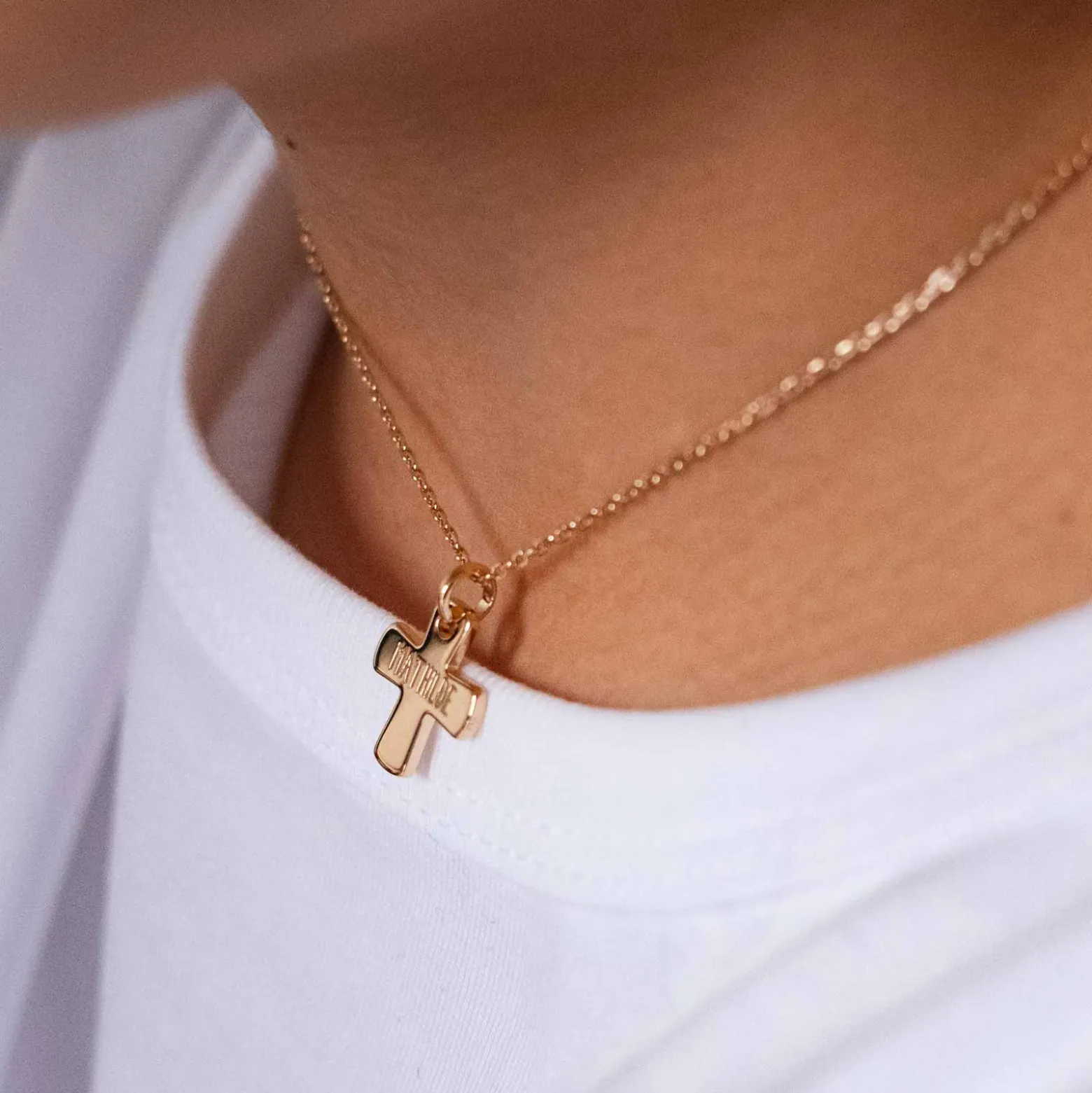 Pendentif enfant personnalisé prénom médaille gravée plaqué or croix 15x13 mm