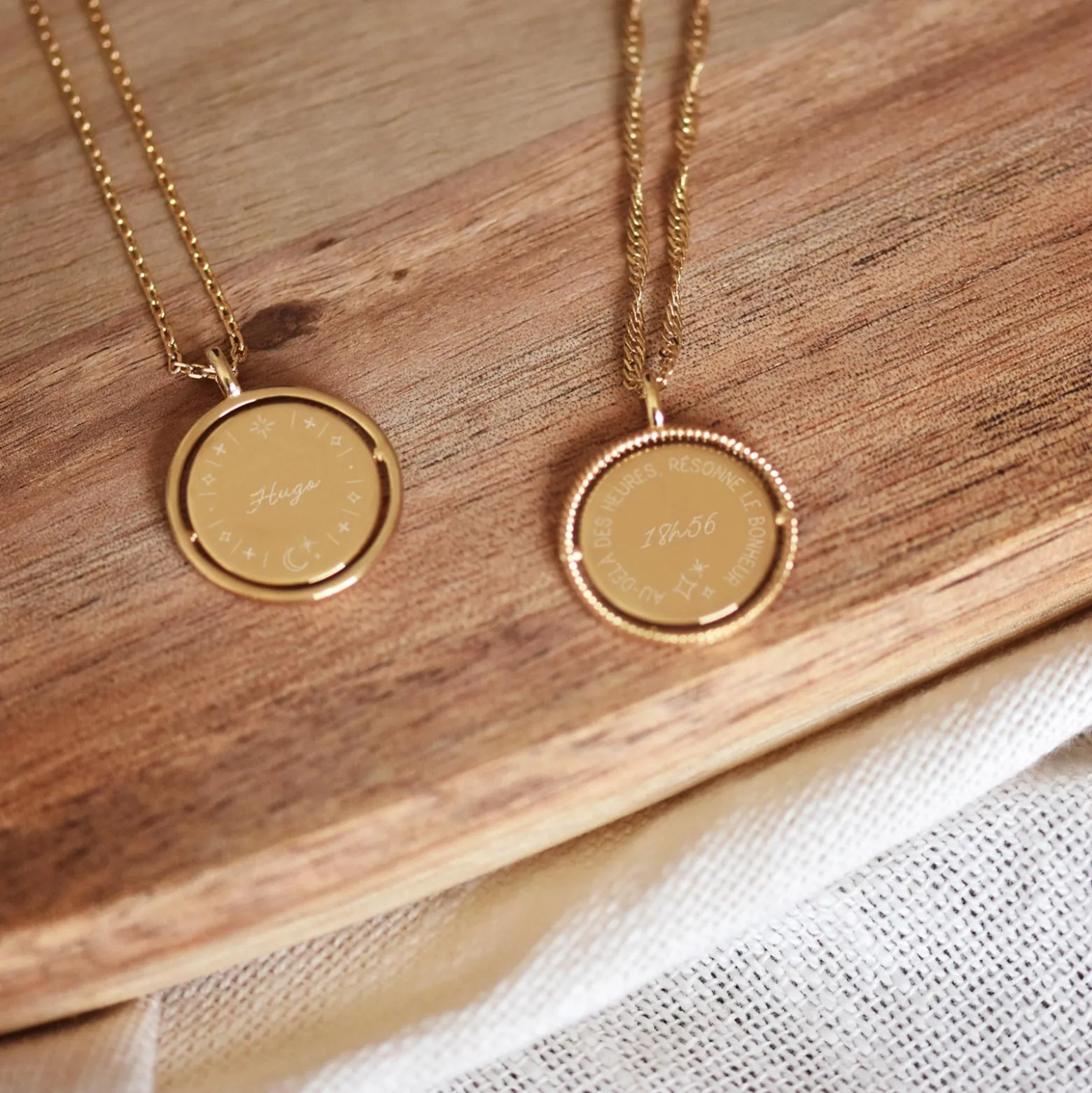 Pendentif enfant personnalisé médaille réversible Eternelle gravée plaqué or 18 mm - HappyBulle x Capucine