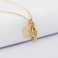 Pendentif enfant personnalisé médaille gravée plaqué or 15 mm et breloque poisson articulé 15 mm