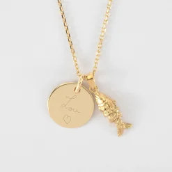 Pendentif enfant personnalisé médaille gravée plaqué or 15 mm et breloque poisson articulé 15 mm