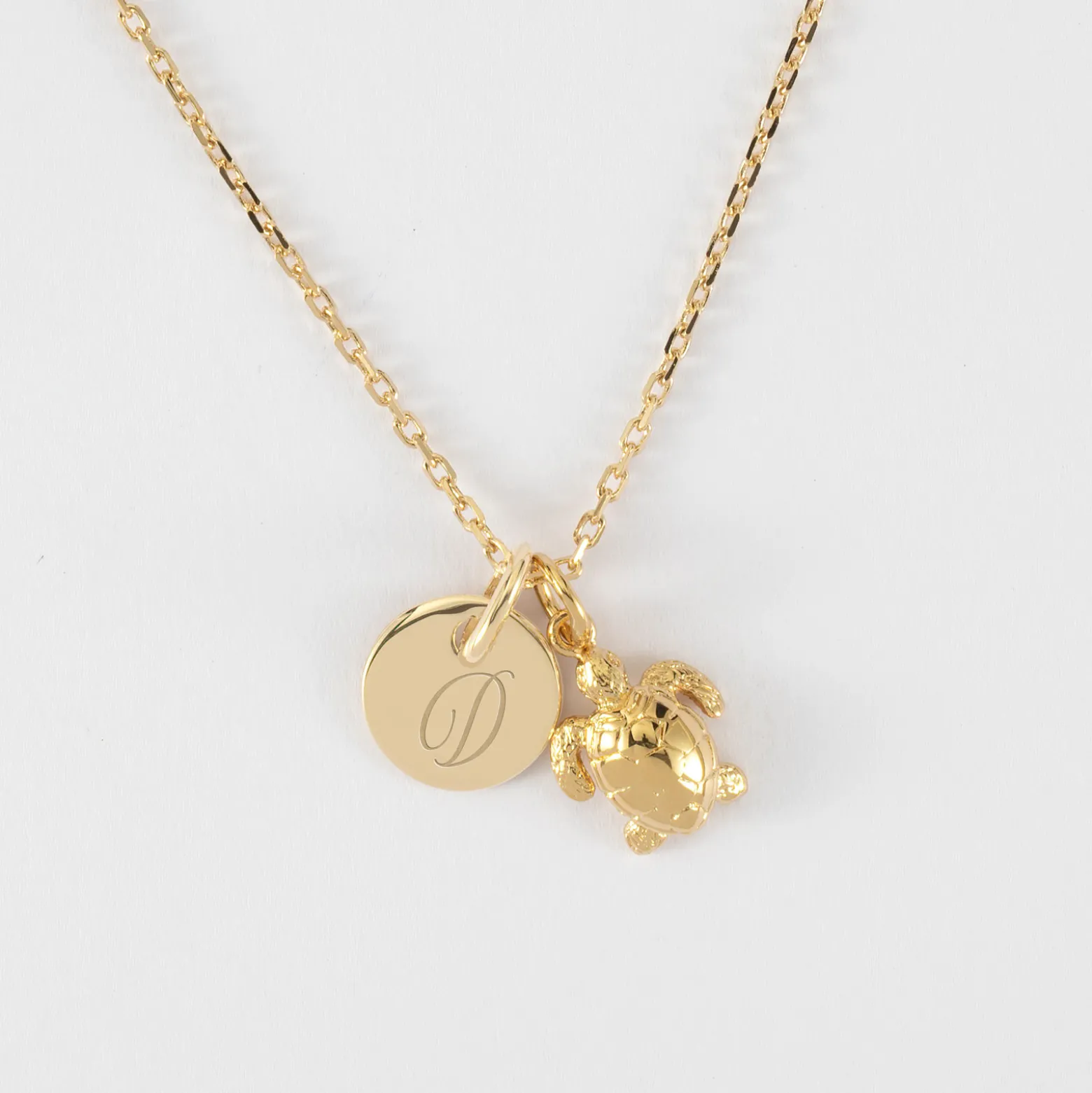 Pendentif enfant personnalisé médaille gravée plaqué or 10 mm et breloque tortue 10 mm