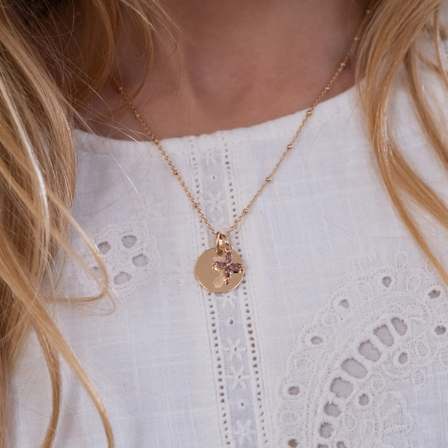 Pendentif enfant personnalisé médaille gravée plaqué or 15 mm et breloque fleur pétales zircons 10 mm