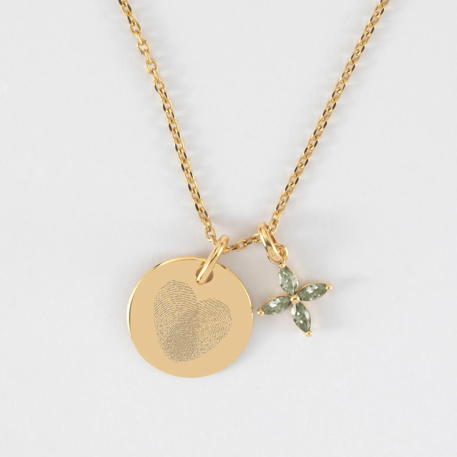 Pendentif enfant personnalisé médaille gravée plaqué or 15 mm et breloque fleur pétales zircons 10 mm