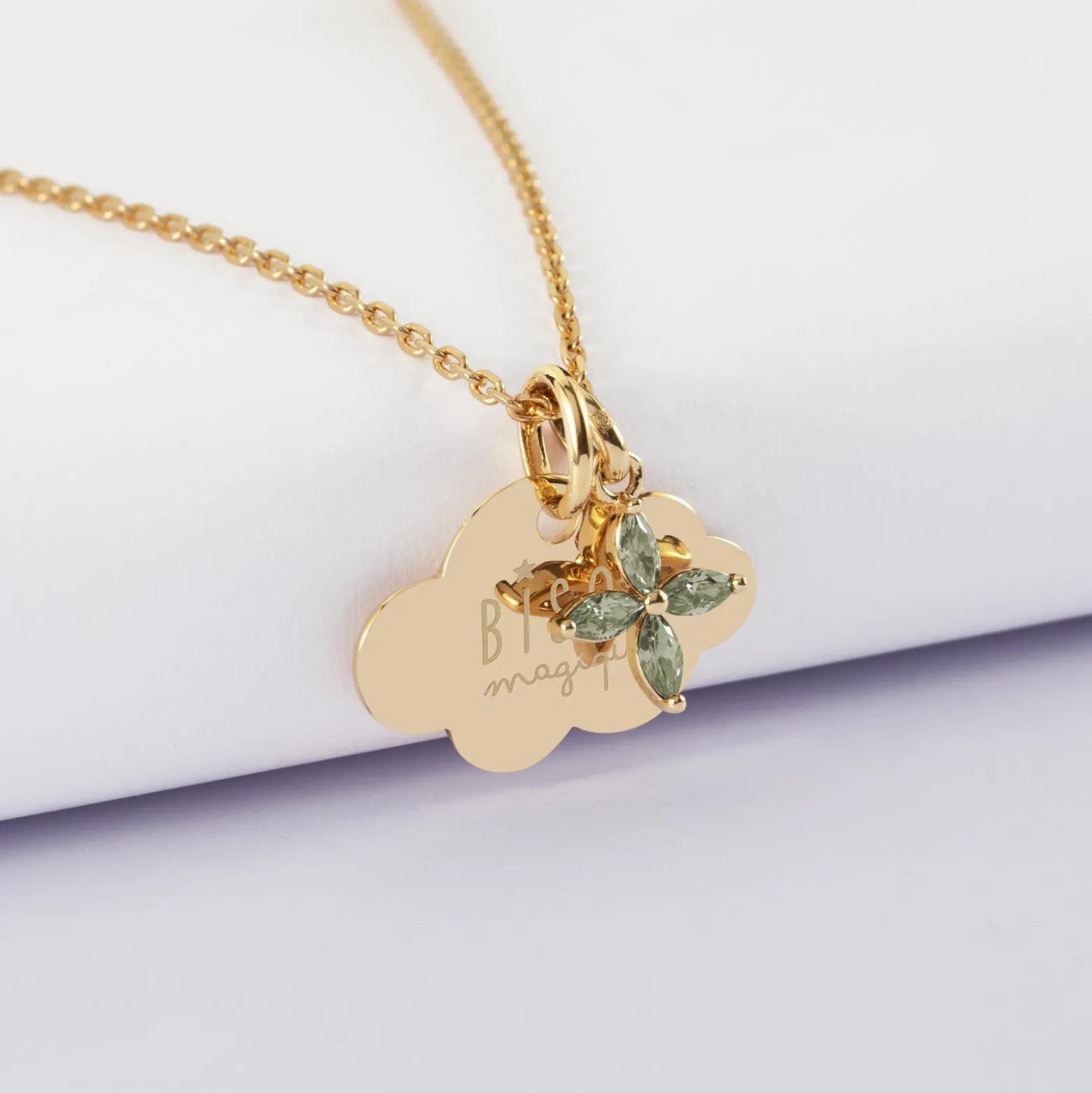 Pendentif enfant personnalisé médaille gravée plaqué or nuage 20x14 mm et breloque fleur pétales zircons 10 mm