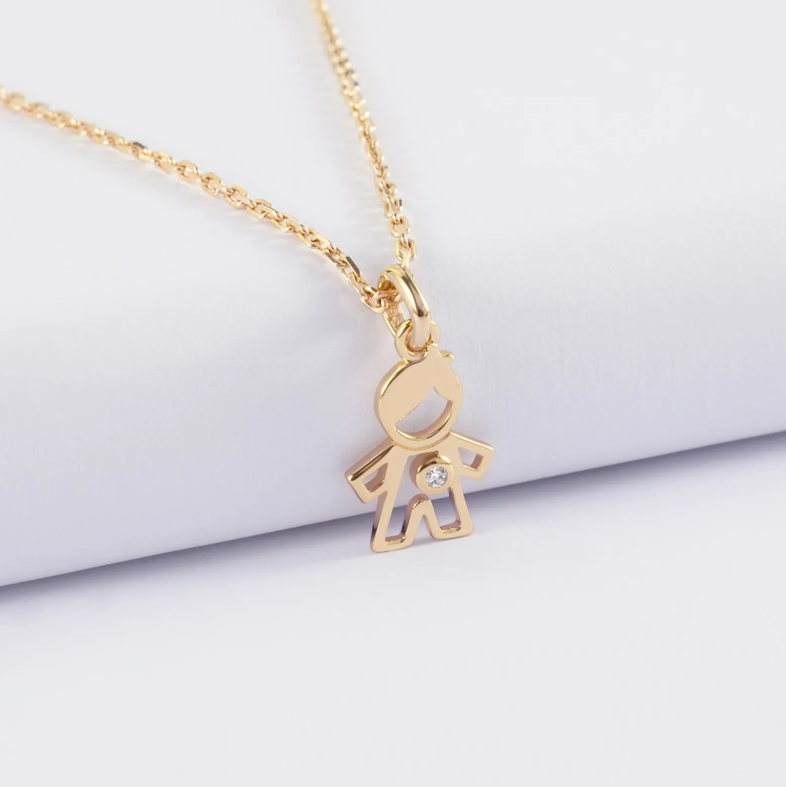 Pendentif enfant petit garçon zircon plaqué or 12 mm