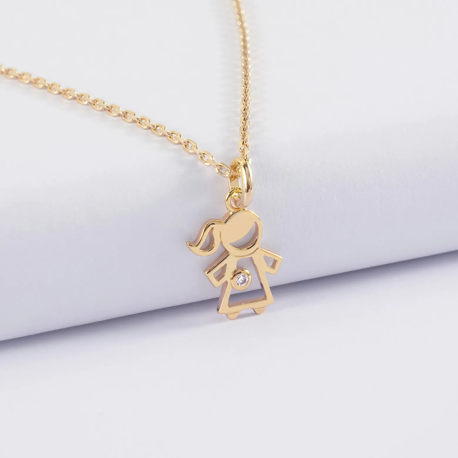 Pendentif enfant petite fille zircon plaqué or 12 mm