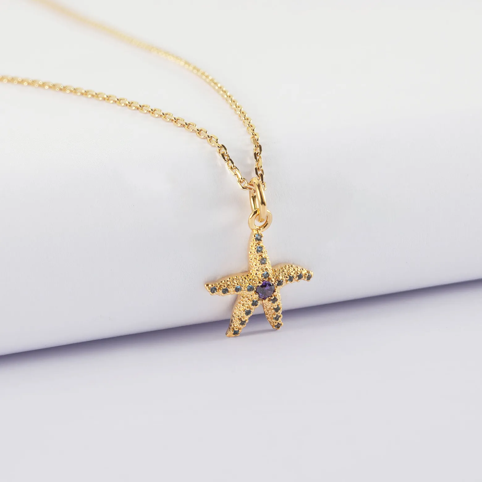Pendentif enfant étoile de mer scintillante zircons bleus plaqué or 15 mm