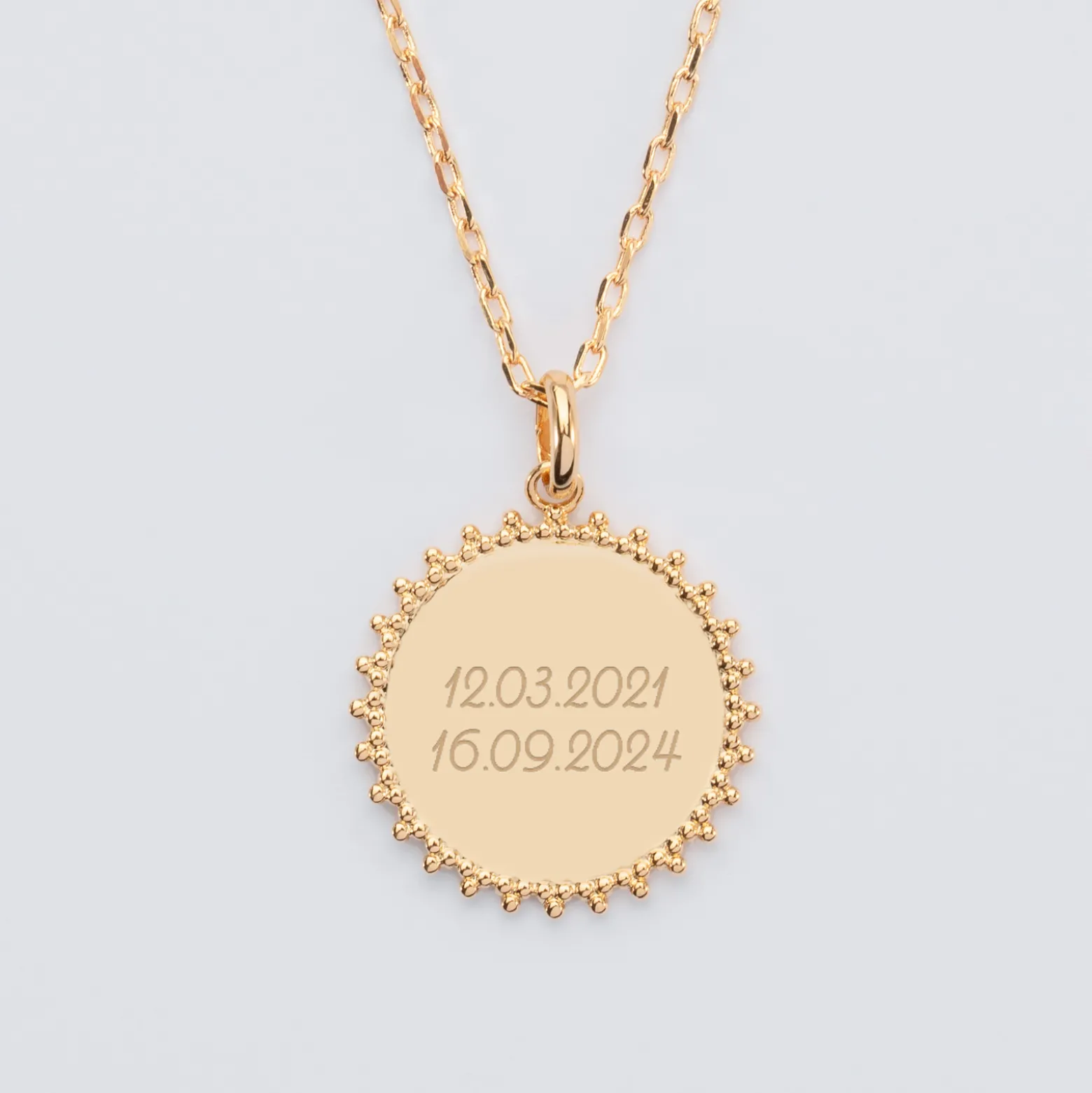 Pendentif EVJF personnalisé médaille soleil gravée plaqué or 20 mm