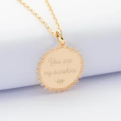 Pendentif EVJF personnalisé médaille soleil gravée plaqué or 20 mm