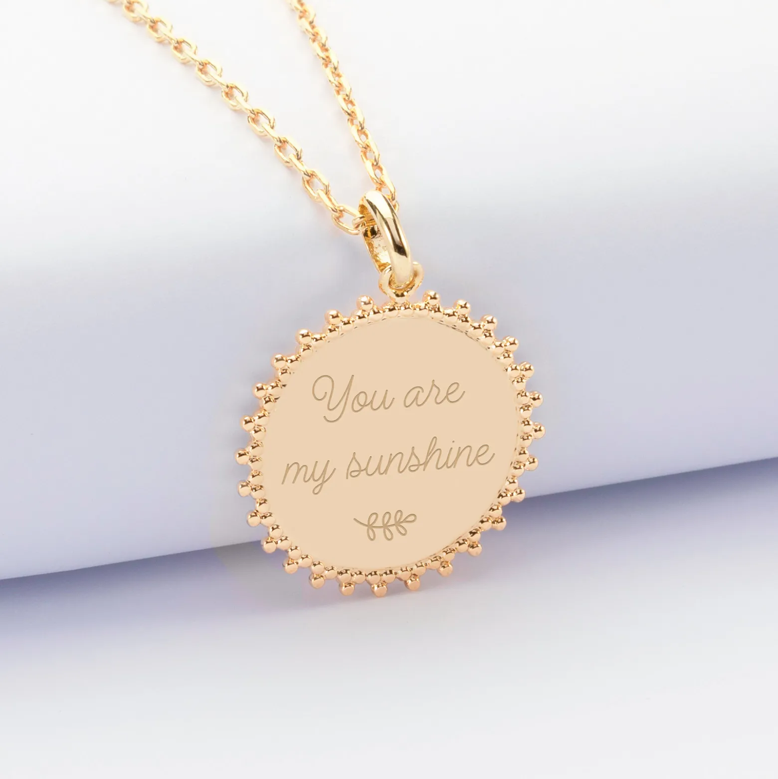 Pendentif EVJF personnalisé médaille soleil gravée plaqué or 20 mm
