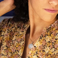 Pendentif EVJF personnalisé médaille soleil gravée argent 20 mm