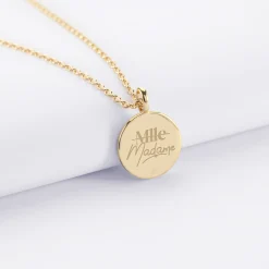 Pendentif EVJF personnalisé médaille gravée plaqué or email blanc soleil 14 mm