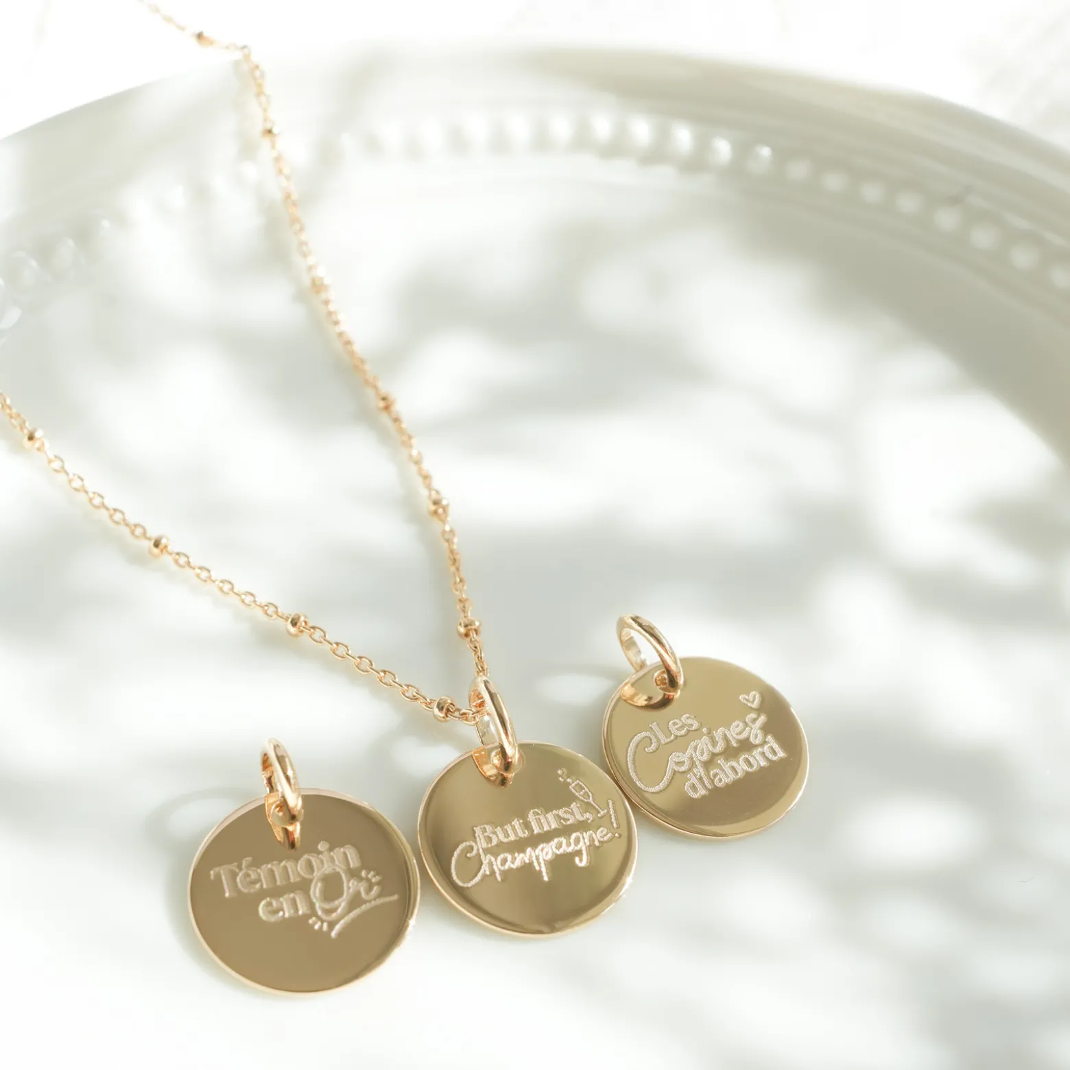 Pendentif EVJF personnalisé médaille gravée plaqué or 15 mm