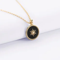 Pendentif EVJF personnalisé médaille gravée plaqué or email noir soleil 14 mm