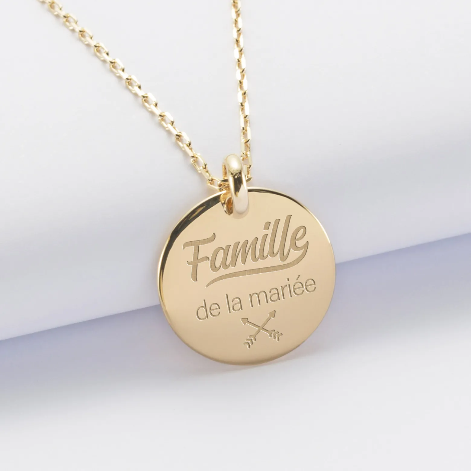 Pendentif homme Famille des mariés personnalisé médaille bombée gravée plaqué or 20 mm