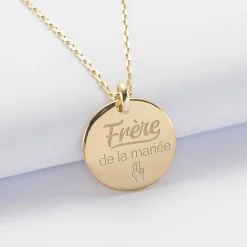 Pendentif homme Famille des mariés personnalisé médaille bombée gravée plaqué or 20 mm
