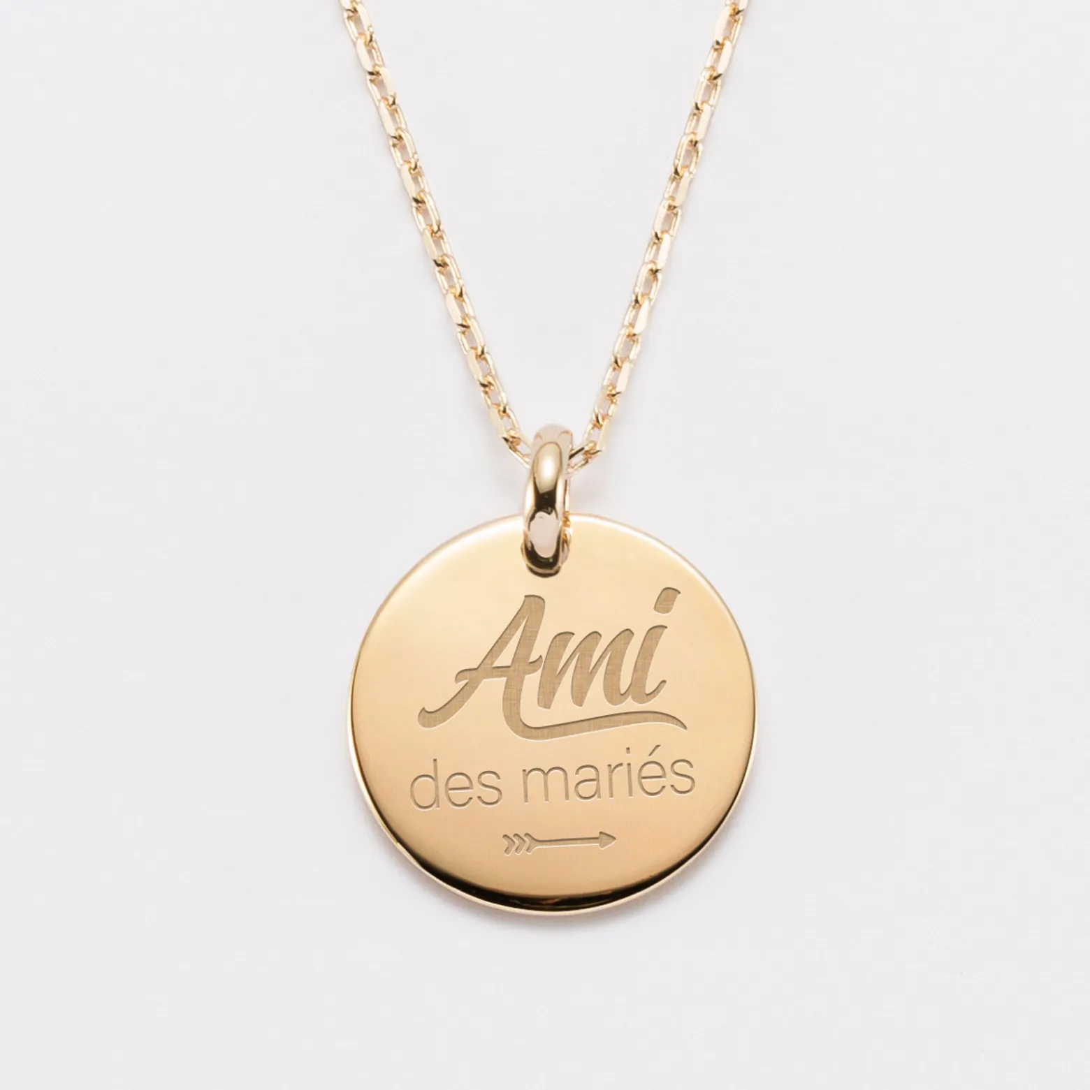 Pendentif homme Famille des mariés personnalisé médaille bombée gravée plaqué or 20 mm