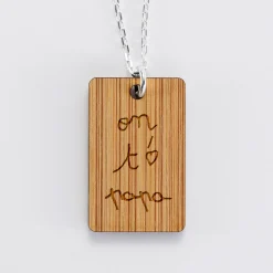 Pendentif homme personnalisé médaille gravée bois 20x32 mm