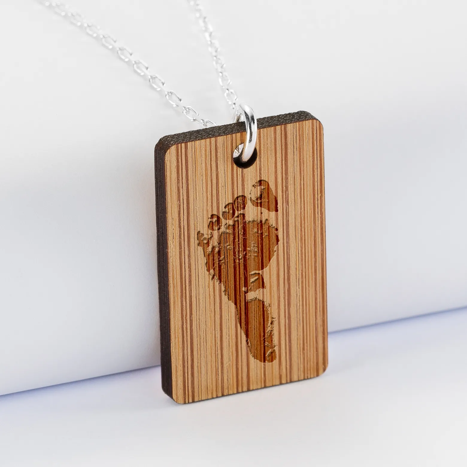Pendentif homme personnalisé médaille gravée bois 20x32 mm