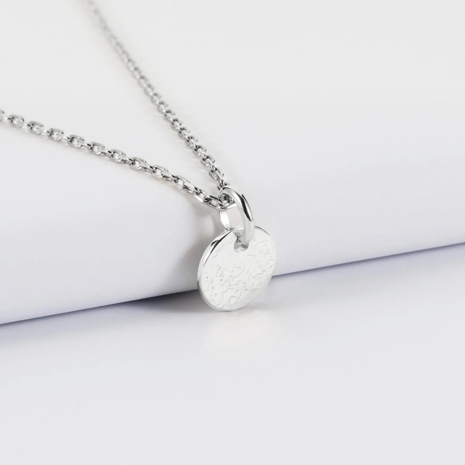 Pendentif initiale personnalisé médaille martelée gravée argent 10 mm - Nos petits imparfaits