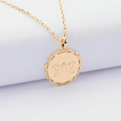 Pendentif Mariée personnalisé médaille vintage dentelée gravée plaqué or 17 mm