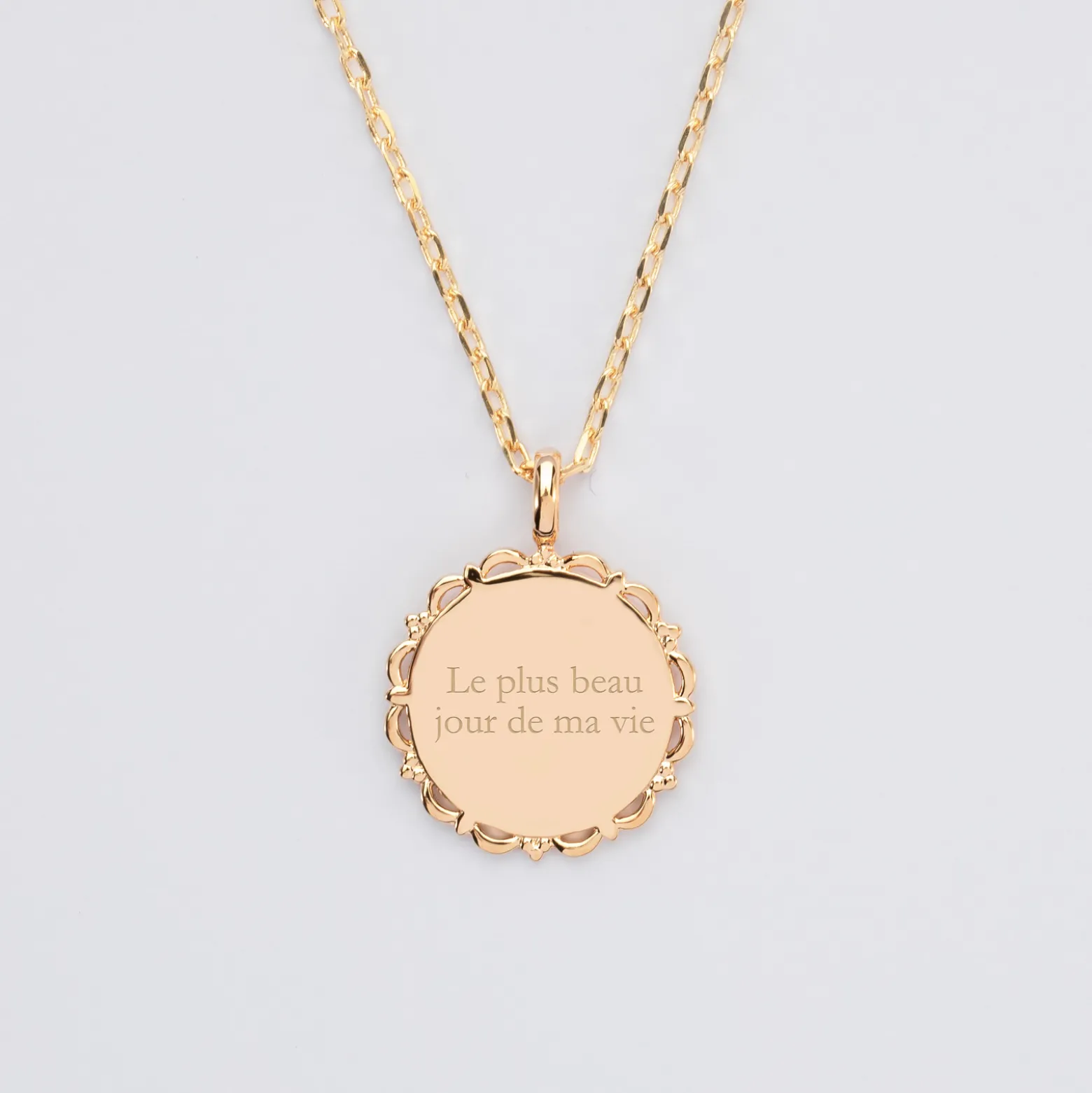 Pendentif Mariée personnalisé médaille vintage dentelée gravée plaqué or 17 mm