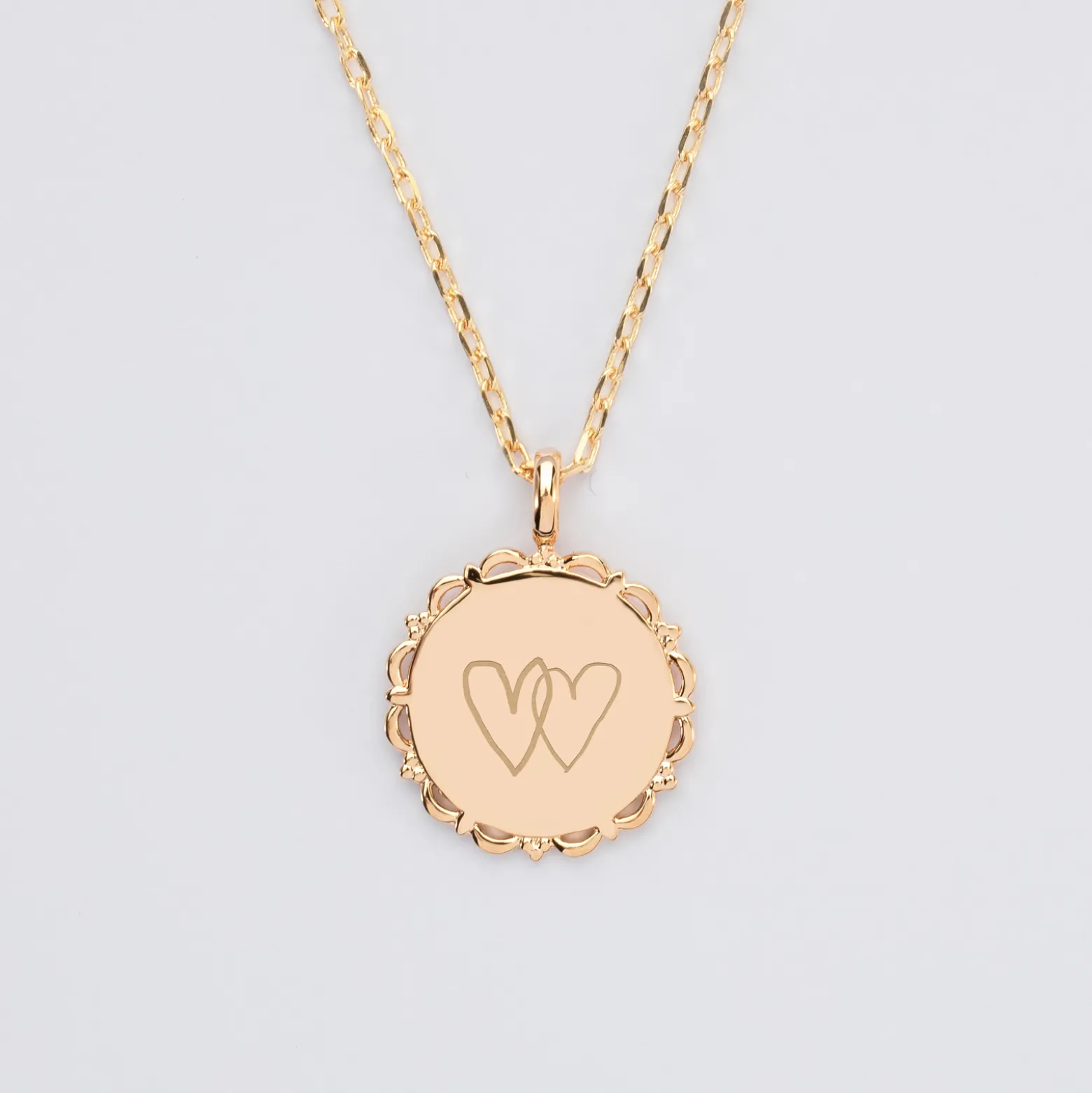 Pendentif Mariée personnalisé médaille vintage dentelée gravée plaqué or 17 mm
