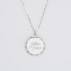 Pendentif Mariée personnalisé médaille vintage dentelée gravée argent 17 mm