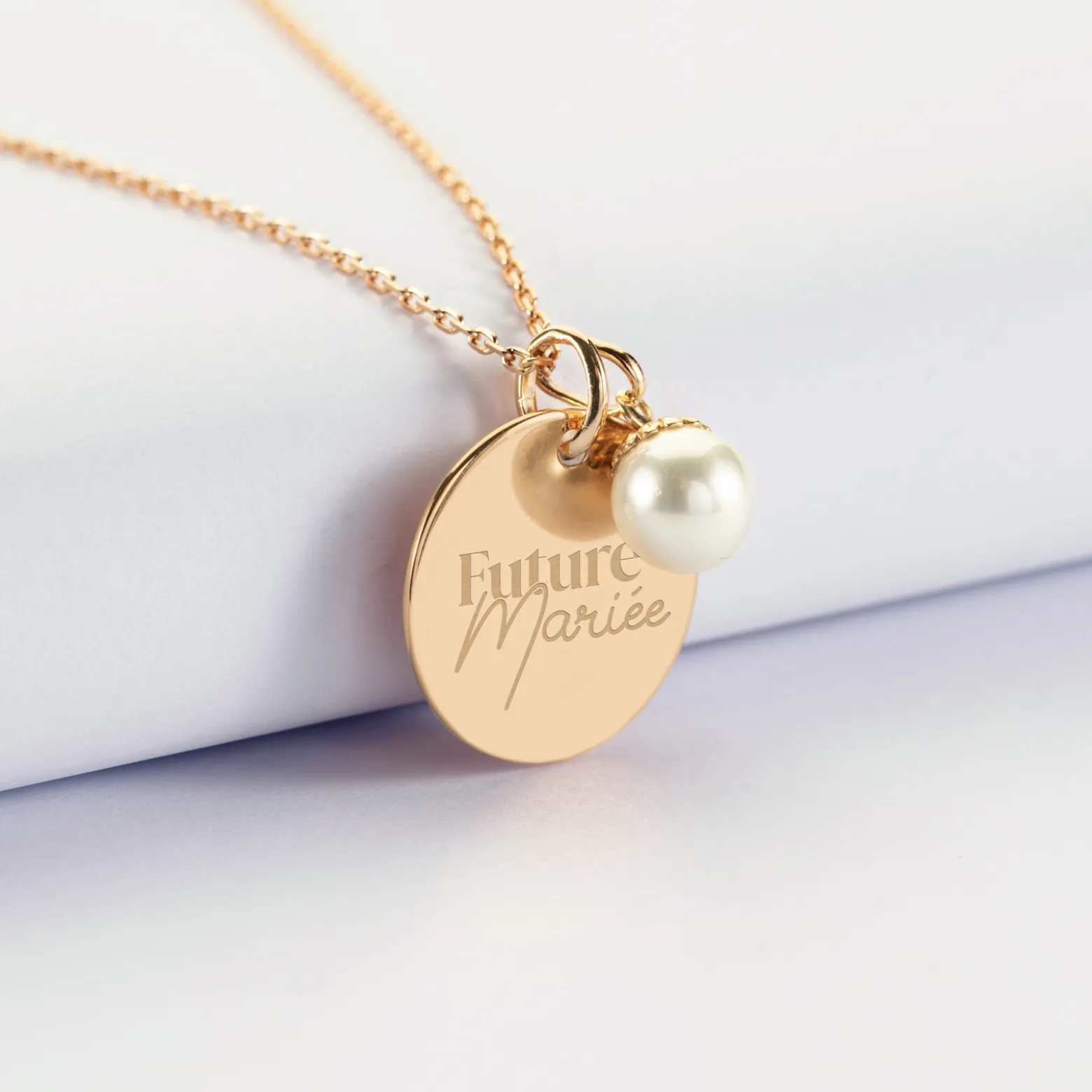 Pendentif Mariée personnalisé médaille gravée plaqué or 19 mm et breloque perle nacre 10 mm