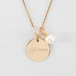 Pendentif Mariée personnalisé médaille gravée plaqué or 19 mm et breloque perle nacre 10 mm