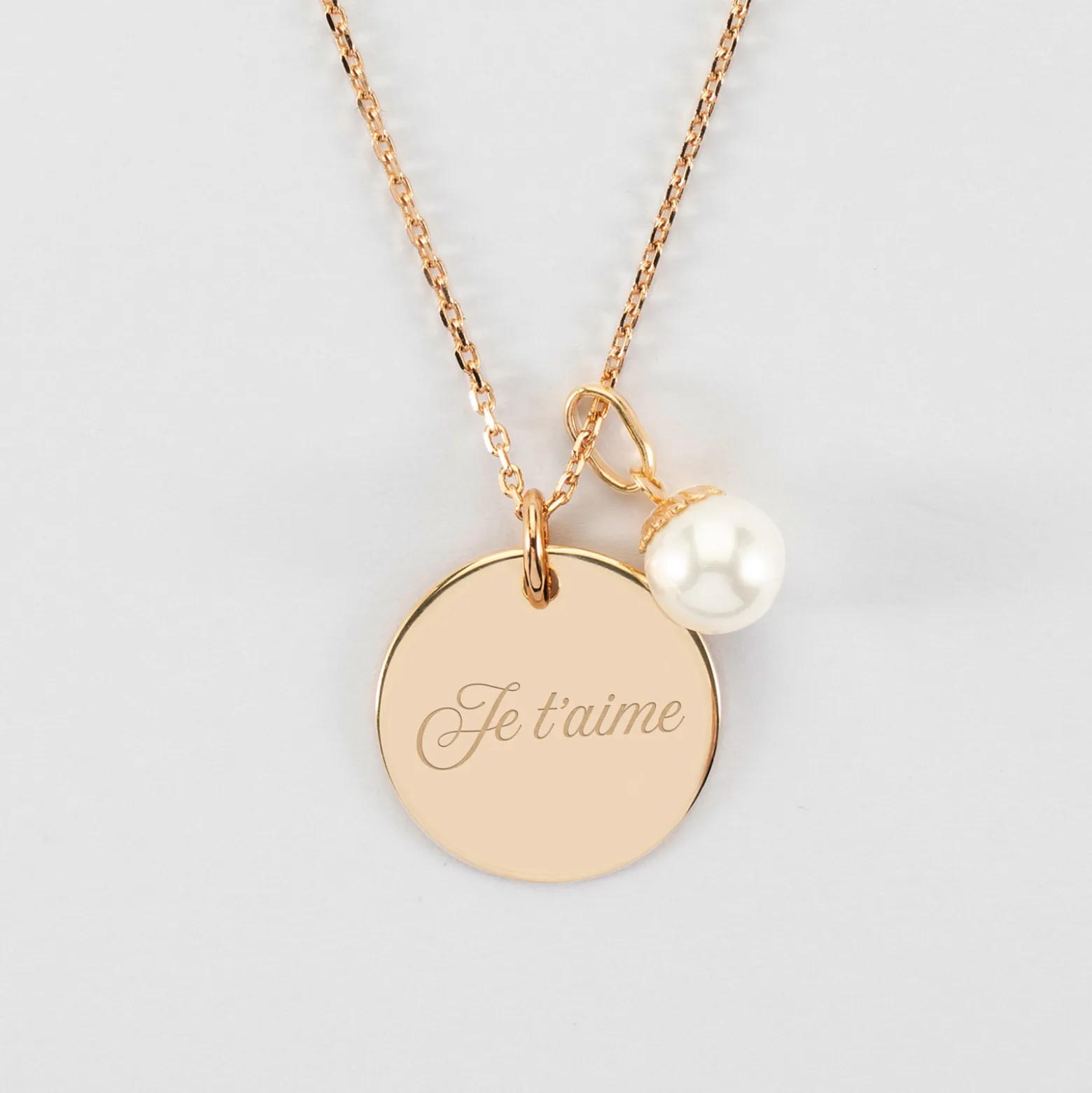 Pendentif Mariée personnalisé médaille gravée plaqué or 19 mm et breloque perle nacre 10 mm