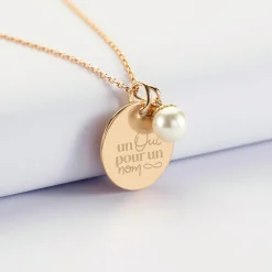 Pendentif Mariée personnalisé médaille gravée plaqué or 19 mm et breloque perle nacre 10 mm