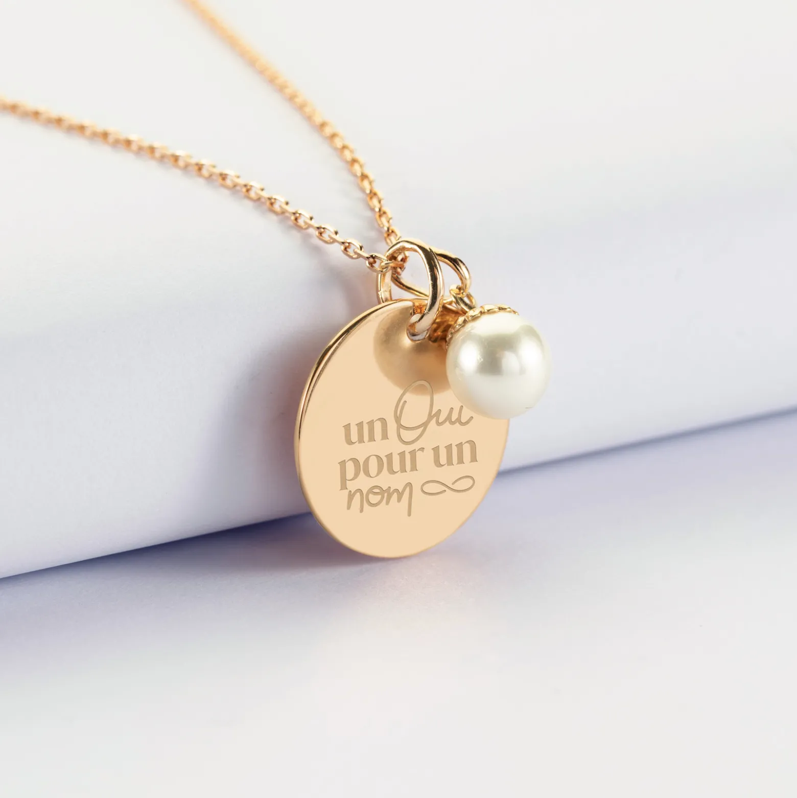 Pendentif Mariée personnalisé médaille gravée plaqué or 19 mm et breloque perle nacre 10 mm