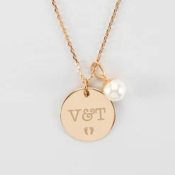 Pendentif Mariée personnalisé médaille gravée plaqué or 19 mm et breloque perle nacre 10 mm