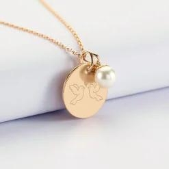 Pendentif Mariée personnalisé médaille gravée plaqué or 19 mm et breloque perle nacre 10 mm