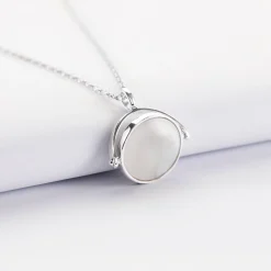 Pendentif Mariée personnalisé médaille gravée nacre réversible argent 15 mm