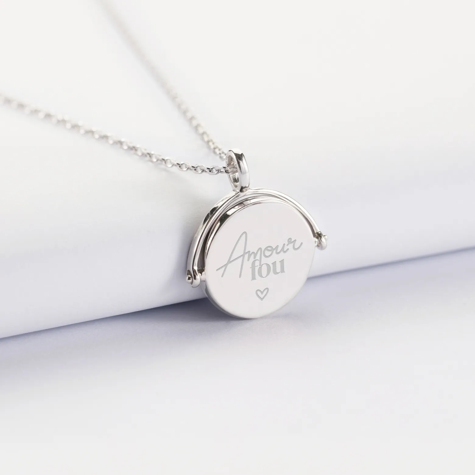 Pendentif Mariée personnalisé médaille gravée nacre réversible argent 15 mm