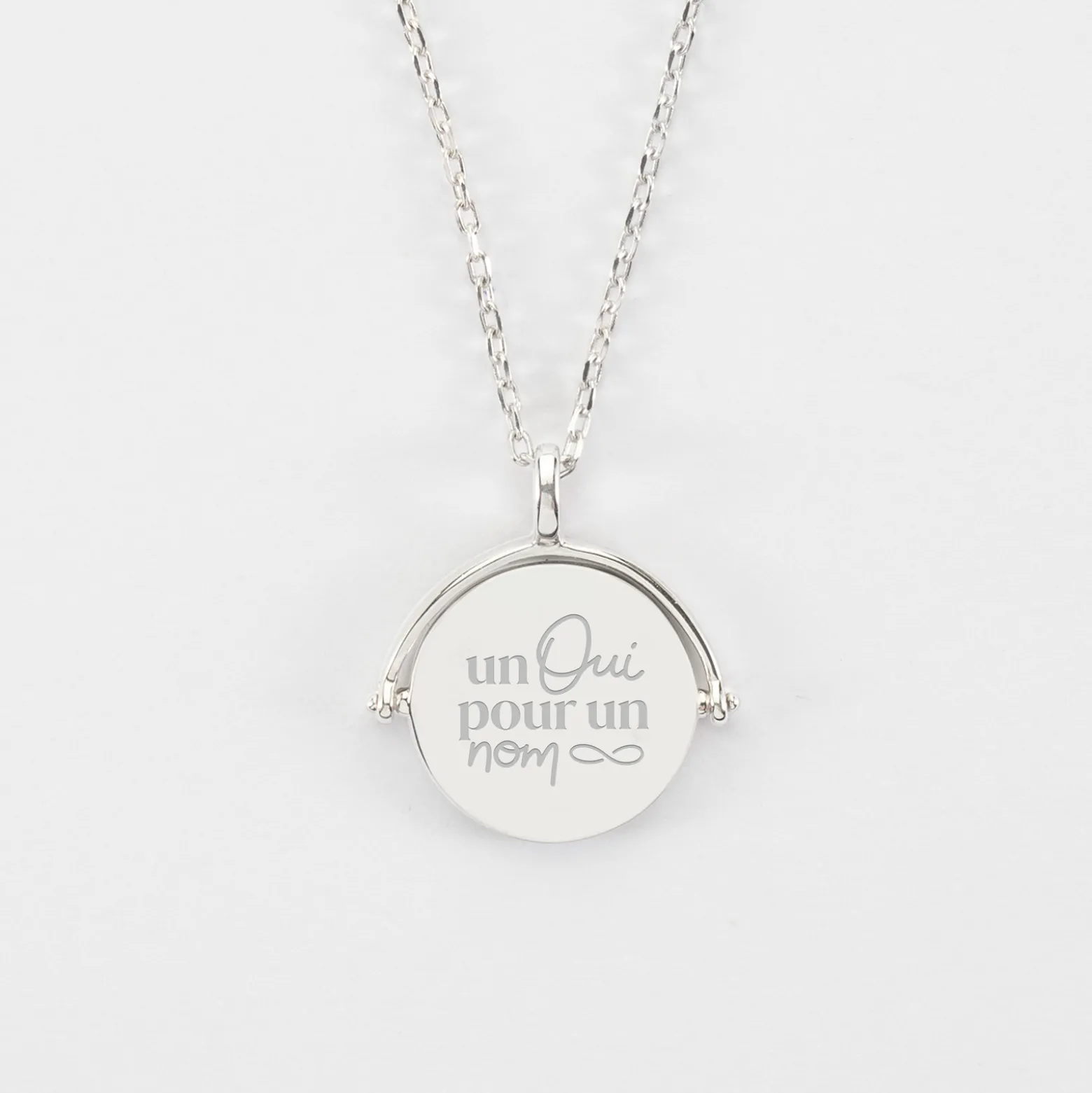 Pendentif Mariée personnalisé médaille gravée nacre réversible argent 15 mm