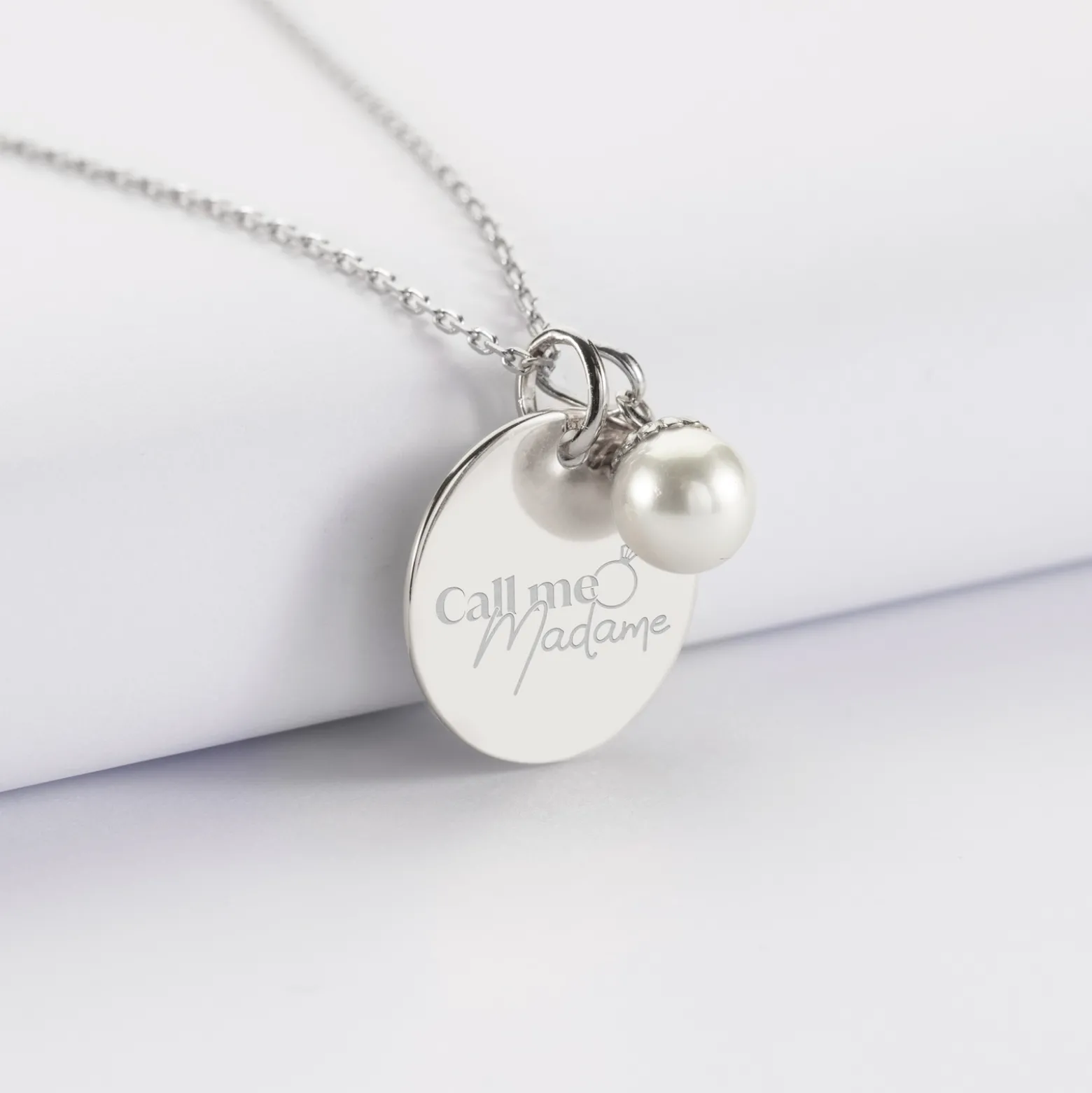 Pendentif Mariée personnalisé médaille gravée argent 19 mm et breloque perle nacre 10 mm