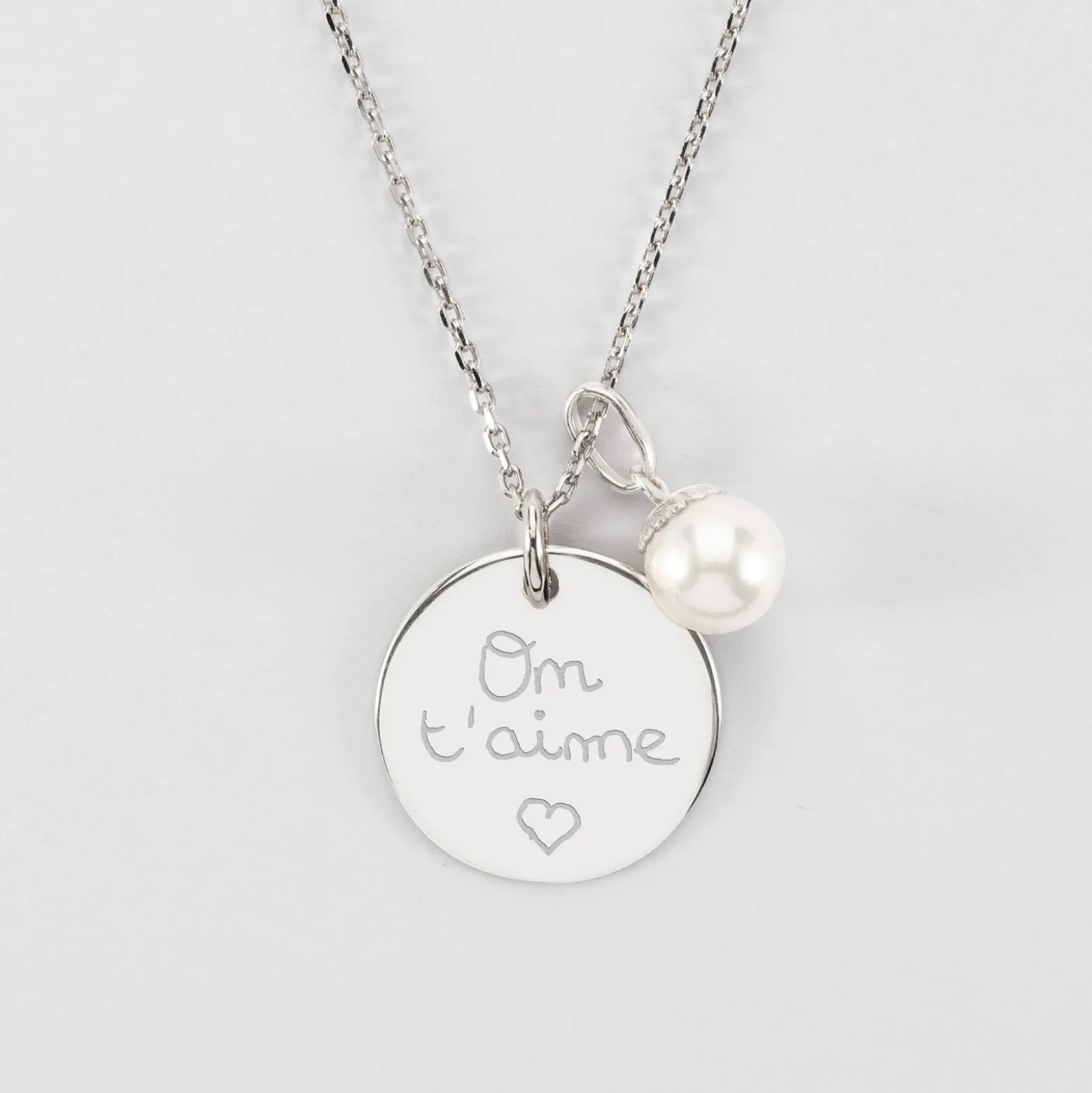 Pendentif Mariée personnalisé médaille gravée argent 19 mm et breloque perle nacre 10 mm