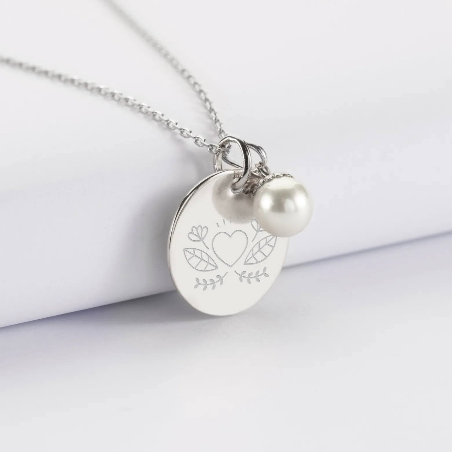 Pendentif Mariée personnalisé médaille gravée argent 19 mm et breloque perle nacre 10 mm