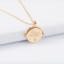Pendentif Mariée personnalisé médaille gravée nacre réversible plaqué or 15 mm