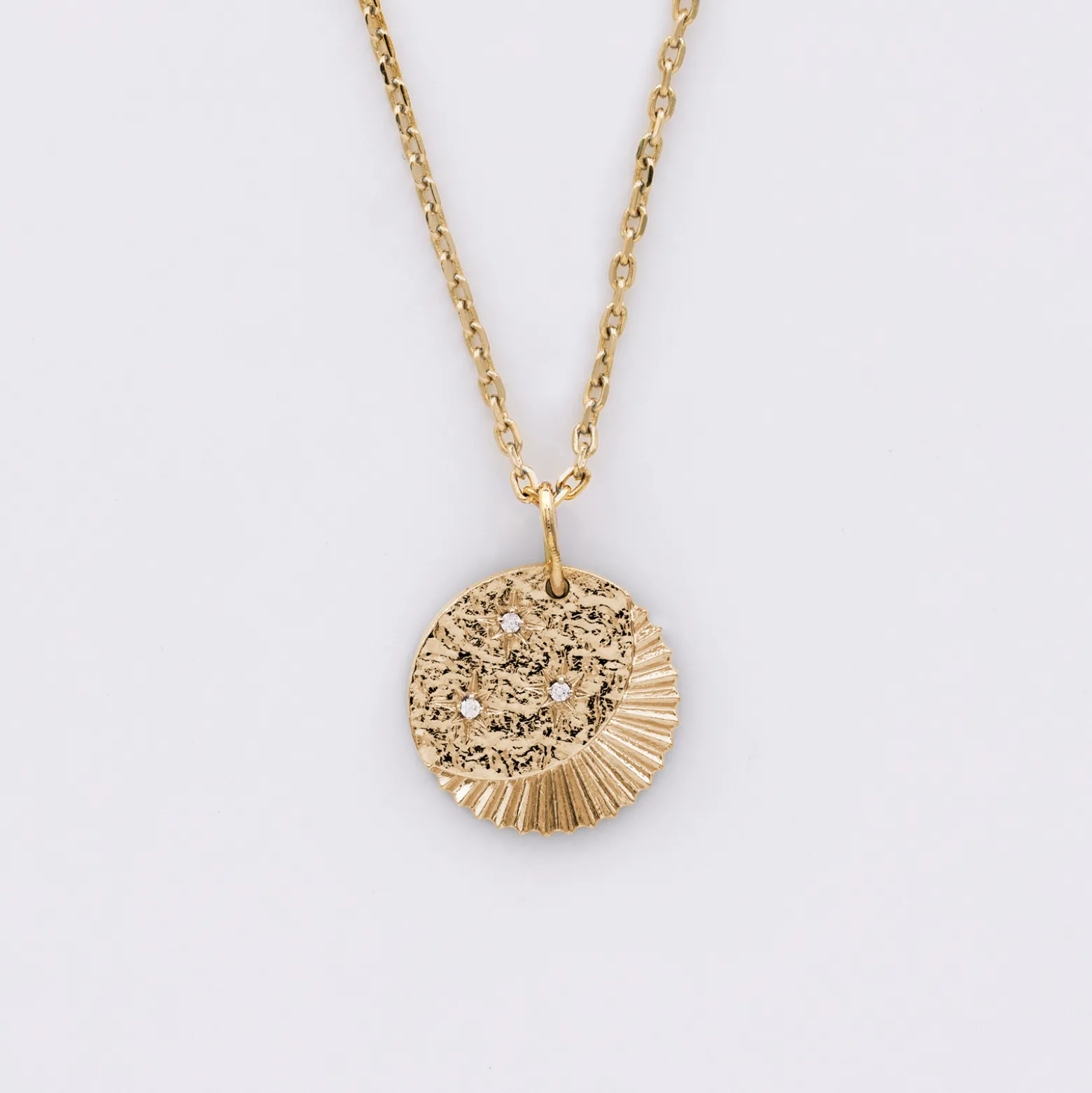 Pendentif médaille Lune trio zircons plaqué or 14 mm