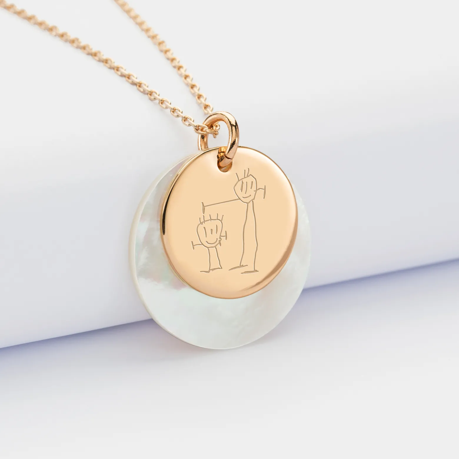 Pendentif personnalisé breloque nacre 25 mm et médaille gravée plaqué or 19 mm