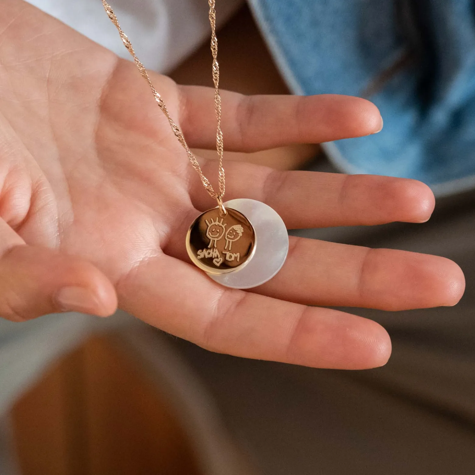 Pendentif personnalisé breloque nacre 25 mm et médaille gravée plaqué or 19 mm