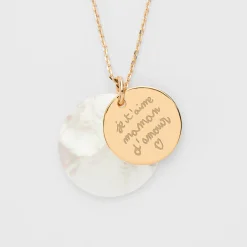 Pendentif personnalisé breloque nacre 25 mm et médaille gravée plaqué or 19 mm
