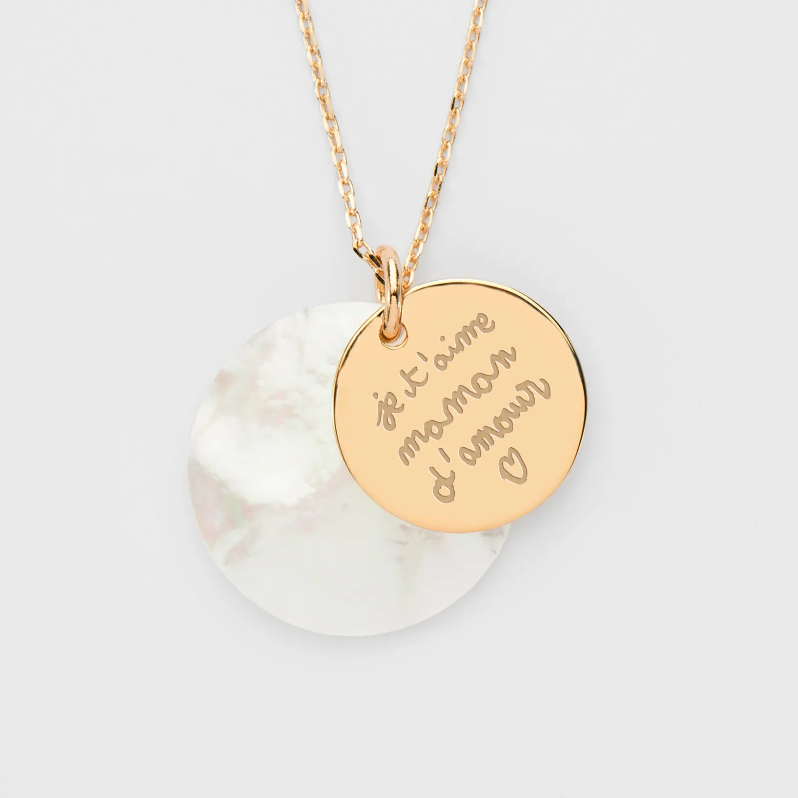 Pendentif personnalisé breloque nacre 25 mm et médaille gravée plaqué or 19 mm
