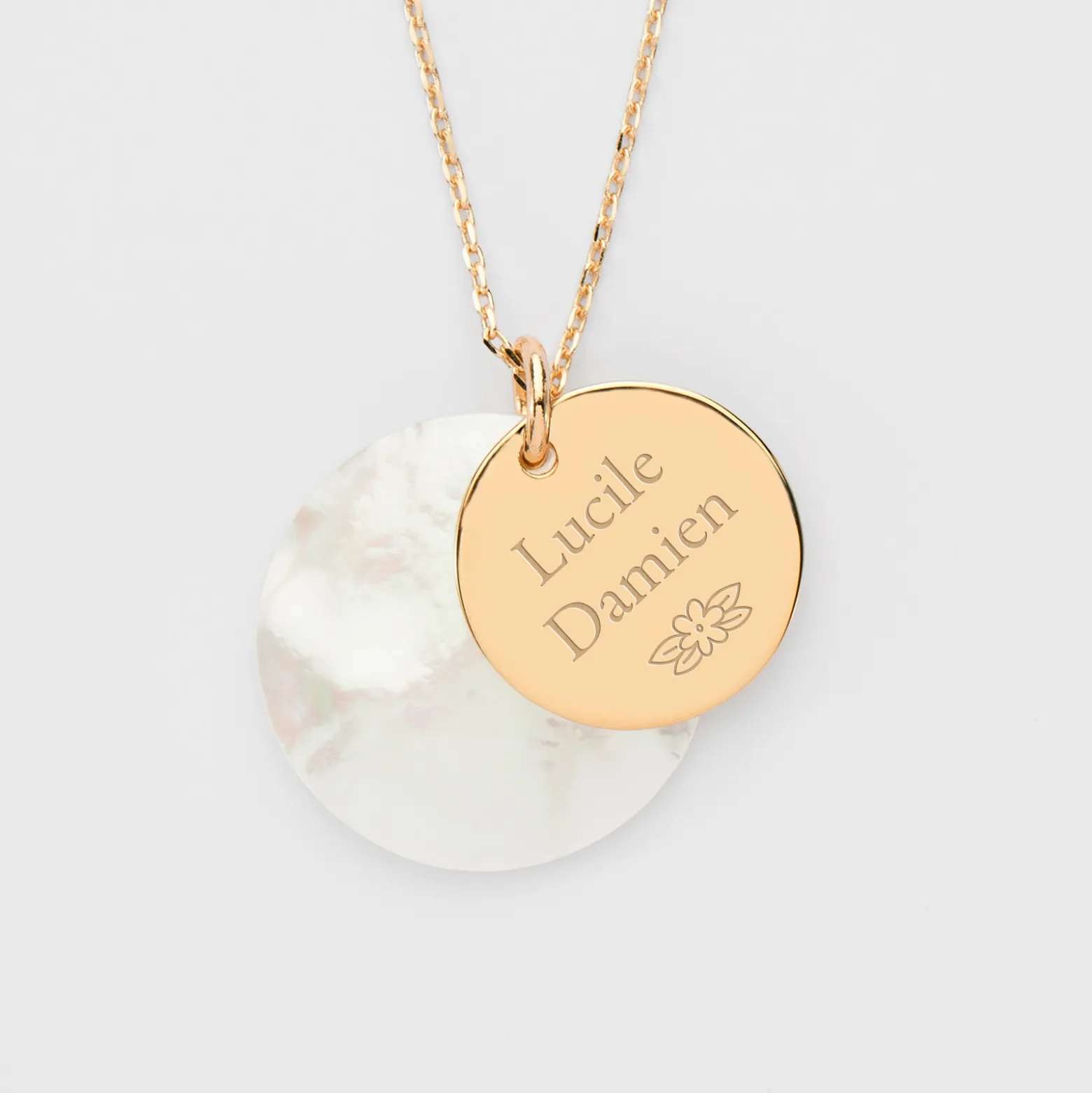 Pendentif personnalisé breloque nacre 25 mm et médaille gravée plaqué or 19 mm